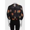 Cropped loose-fitting blouse with a print
