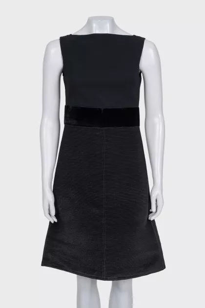 Fitted black dress with a zipper