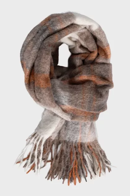Checkered scarf decorated with fringe