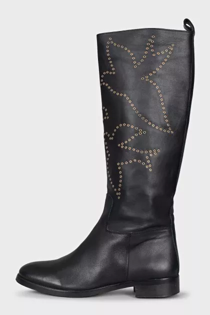 Leather boots decorated with eyelets