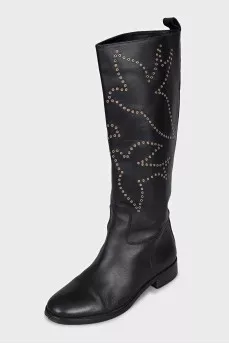 Leather boots decorated with eyelets