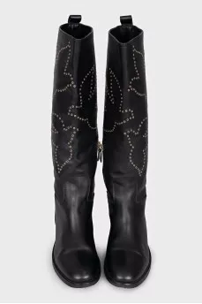 Leather boots decorated with eyelets