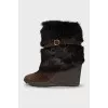 Suede ankle boots decorated with fur