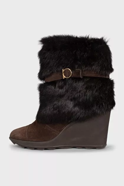 Suede ankle boots decorated with fur