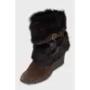 Suede ankle boots decorated with fur
