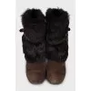 Suede ankle boots decorated with fur