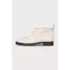 Insulated beige suede boots with tag