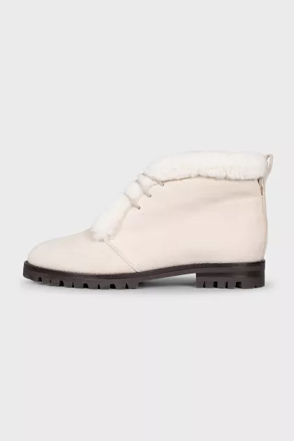 Insulated beige suede boots with tag