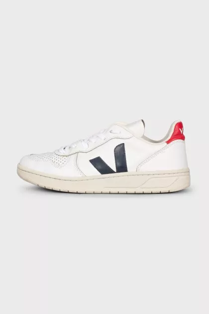 White leather sneakers with contrasting heels