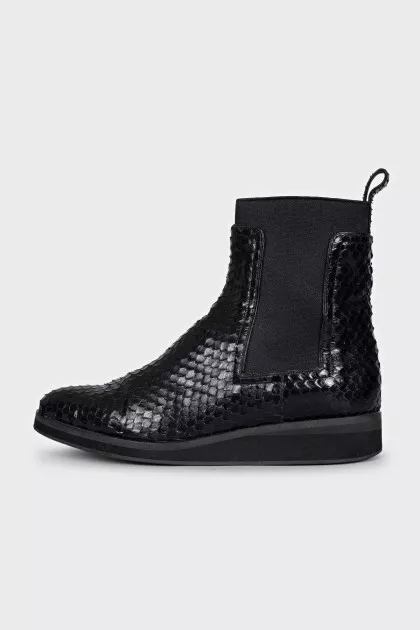 Textured leather boots with elastic bands