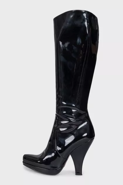 Patent leather boots with a figured heel