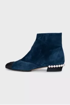 Blue suede boots with pearls