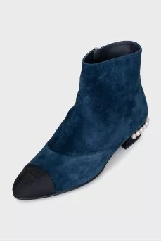 Blue suede boots with pearls