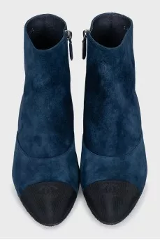 Blue suede boots with pearls