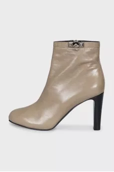 Beige ankle boots with a zipper