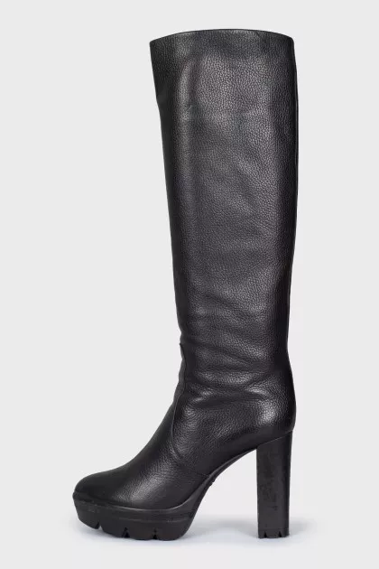 Insulated black leather boots