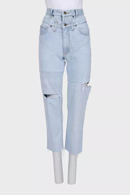 High-waisted jeans with a ripped effect