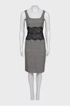 Fitted dress with a printed pattern and lace trim