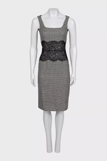Fitted dress with a printed pattern and lace trim