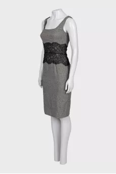 Fitted dress with a printed pattern and lace trim