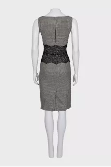 Fitted dress with a printed pattern and lace trim