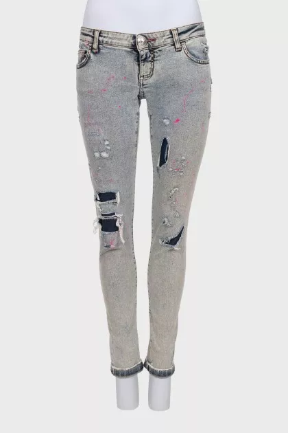 Skinny jeans with a ripped effect