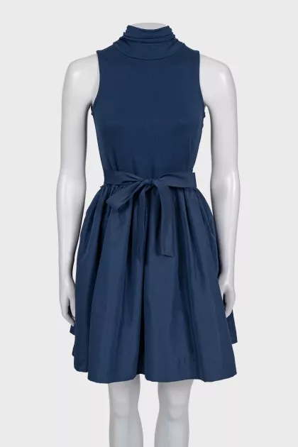 Fitted dress with a full skirt and belt