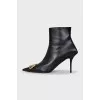 Leather ankle boots with pointed toe and logo