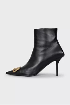 Leather ankle boots with pointed toe and logo