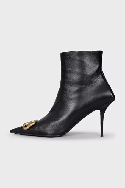 Leather ankle boots with pointed toe and logo
