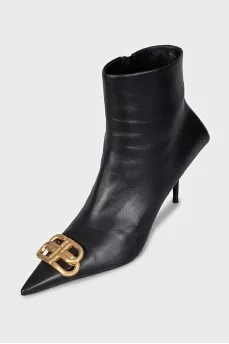 Leather ankle boots with pointed toe and logo