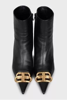 Leather ankle boots with pointed toe and logo