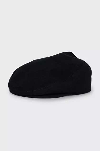 Men's black beret with tag