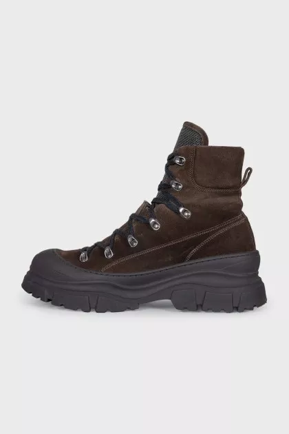 Suede boots with a decorated tongue