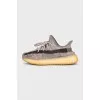 Кросівки сірого кольору Yeezy Boost 350 V2