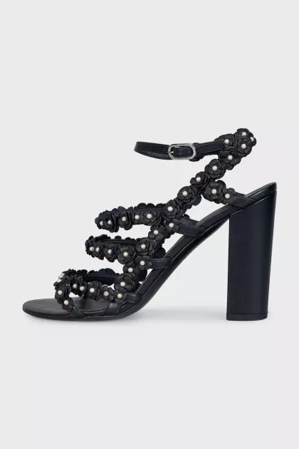 Leather heeled sandals decorated with beads