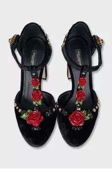 Velvet shoes with flowers
