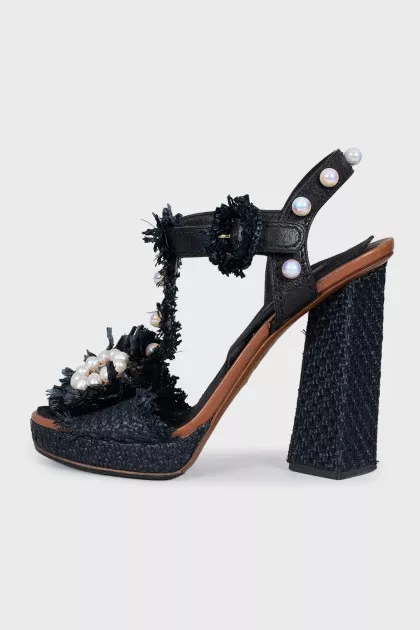 Heeled sandals decorated with beads