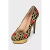 Green velvet shoes with a relief pattern