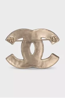 Двухцветная брошь в форме лого