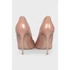 Patent leather pumps made of beige leather