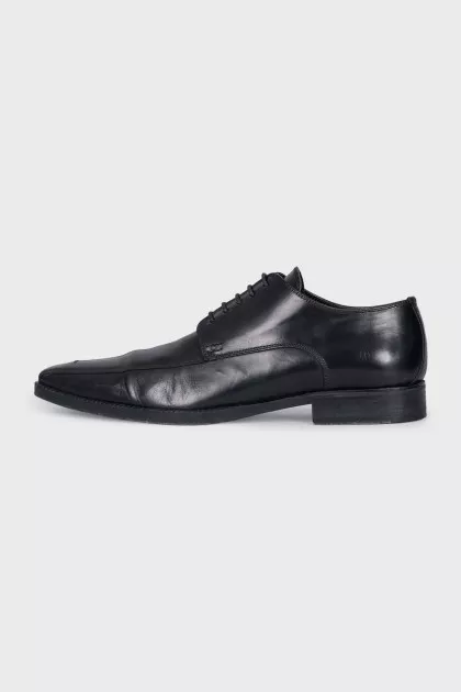 Men's shoes with raised seams