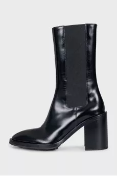Black pointed-toe boots