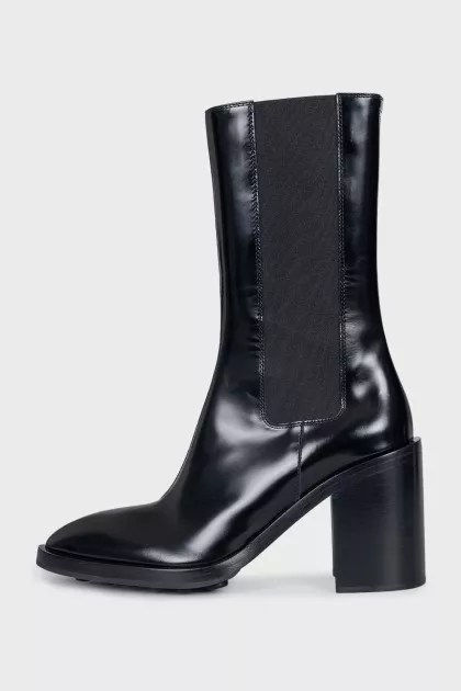 Black pointed-toe boots