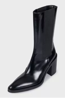 Black pointed-toe boots
