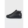Black sneakers with a ribbed toe