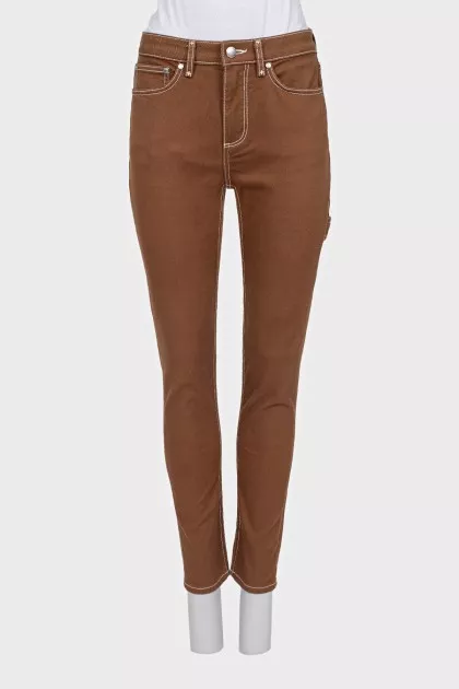Коричневі джинси з білою строчкою