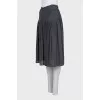 Full skirt with a zipper and button