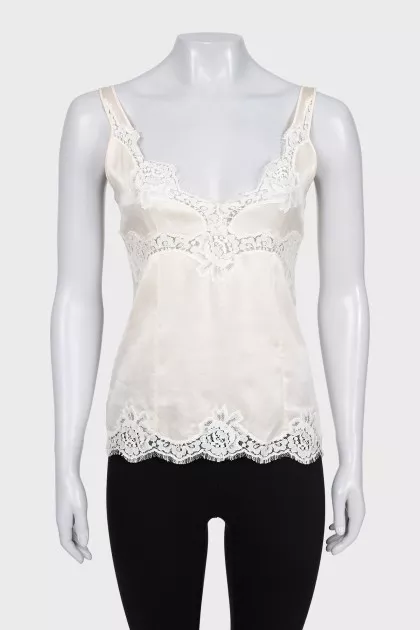 Fitted tank top with lace trim