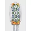 Straight-cut dress with a bright print